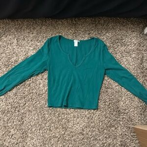 Green long sleeve top size medium. Smoke free home.